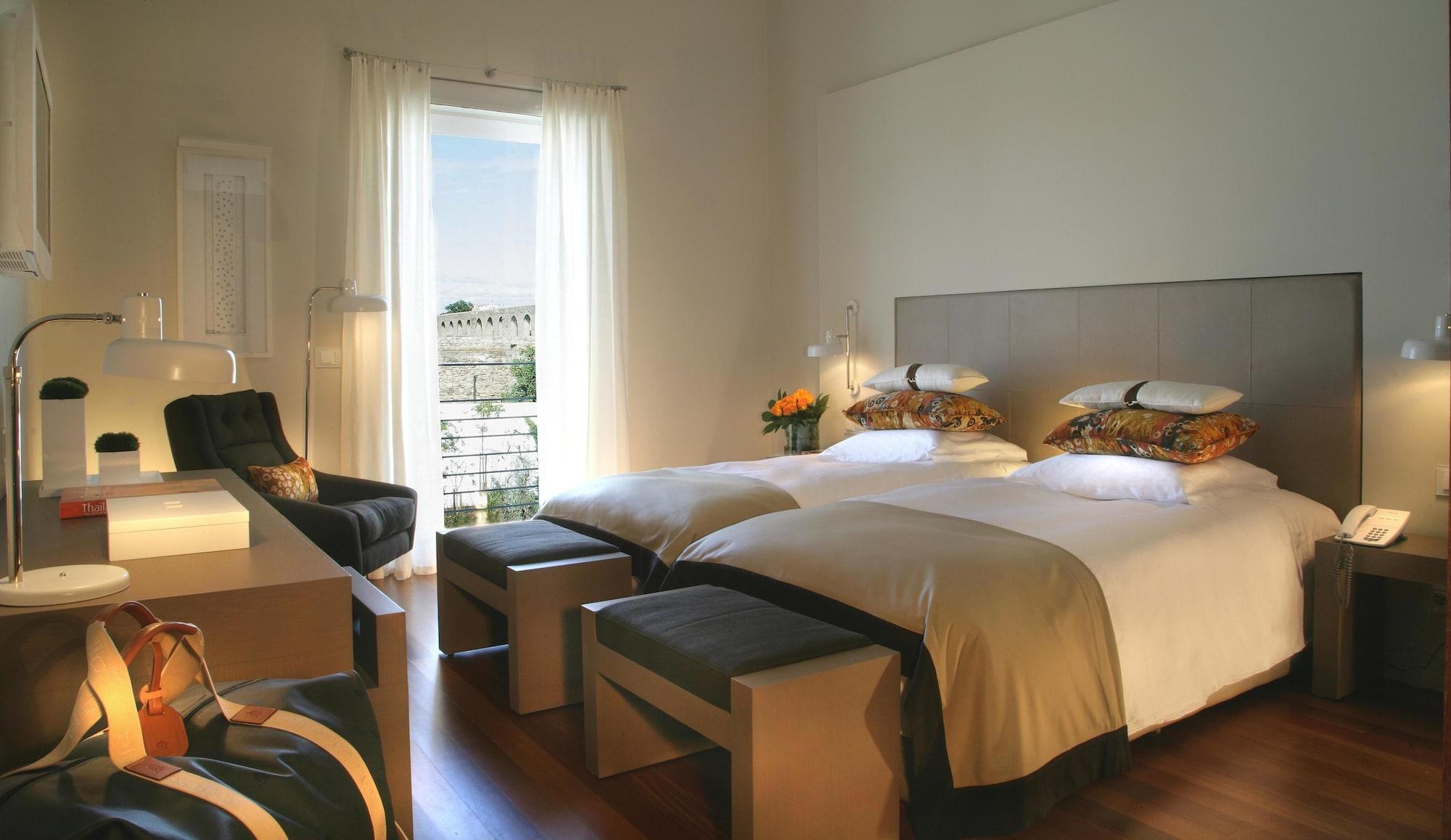 M'Ar De Ar Aqueduto Hotel Evora Exterior photo A room at the Hotel Majestic